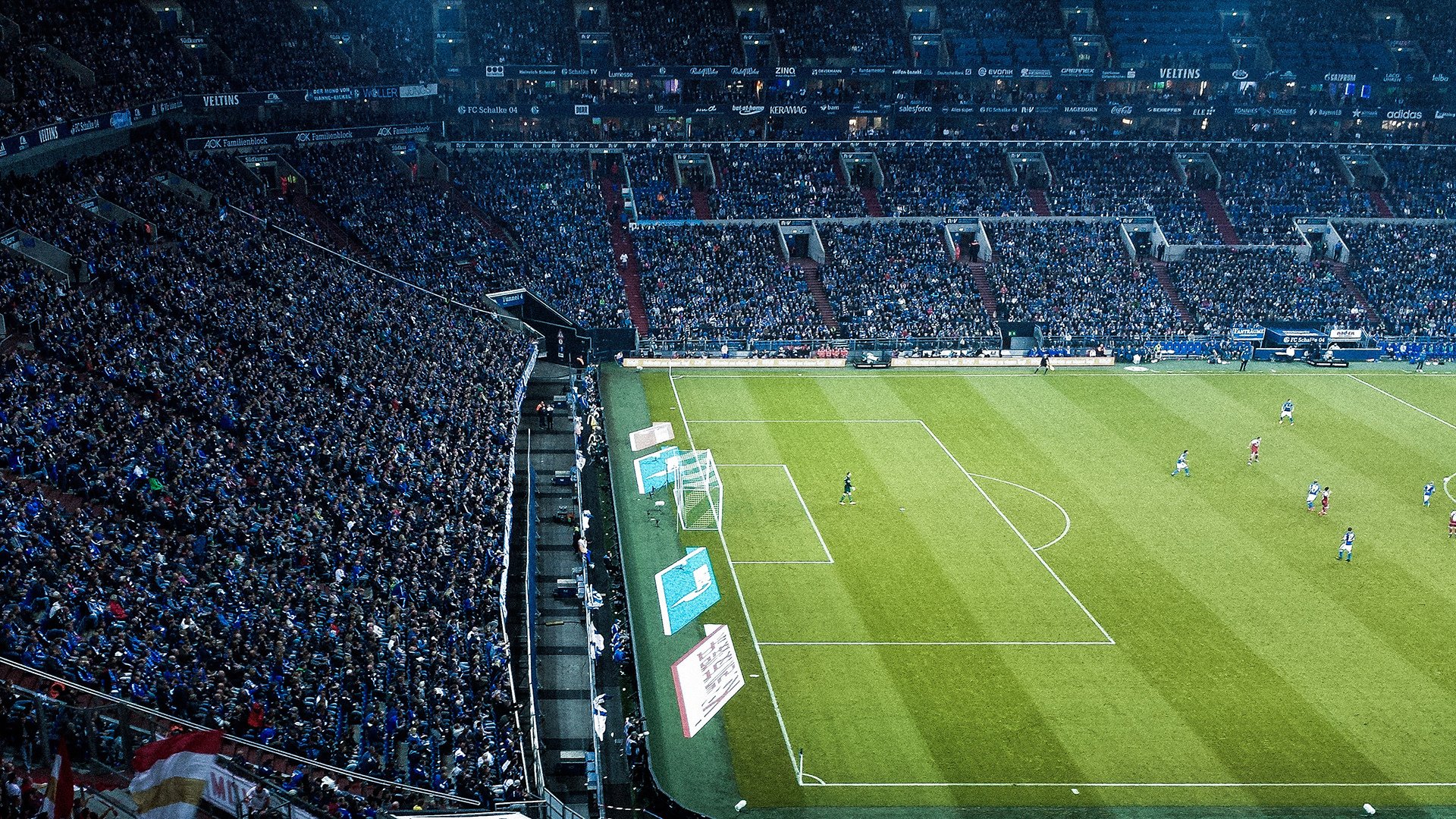 《线上线下融合:新型电竞赛事模式探索》,线上线下比赛