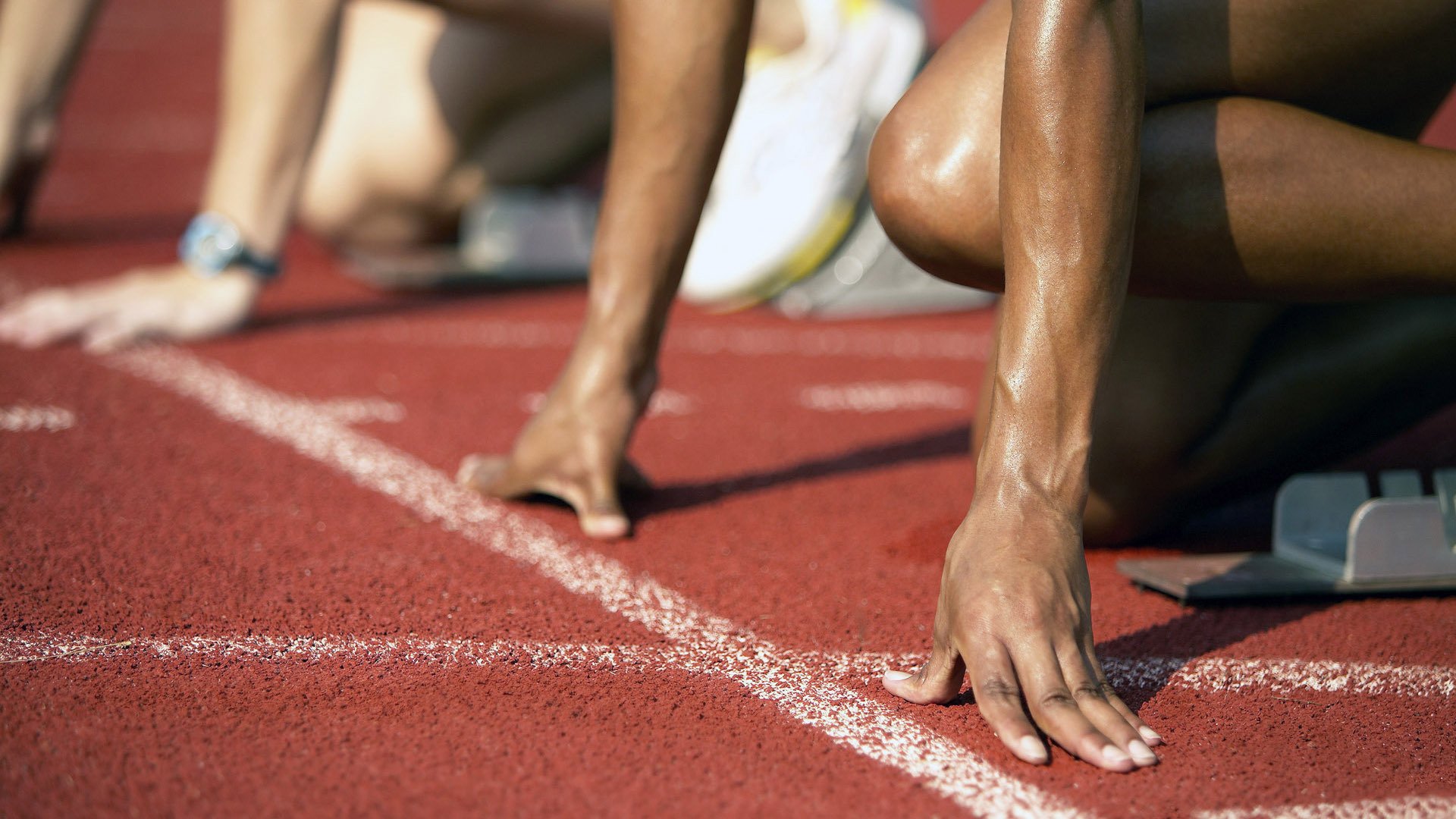 惊险的比赛中，球队依靠默契合作获得胜利